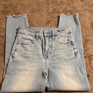 American Eagle Outfitters Women's Faded Blue Cropped Jeans